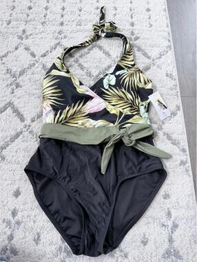 New with tags Lands’ End One Piece Swimsuit Size Small Tropical Print Belted
